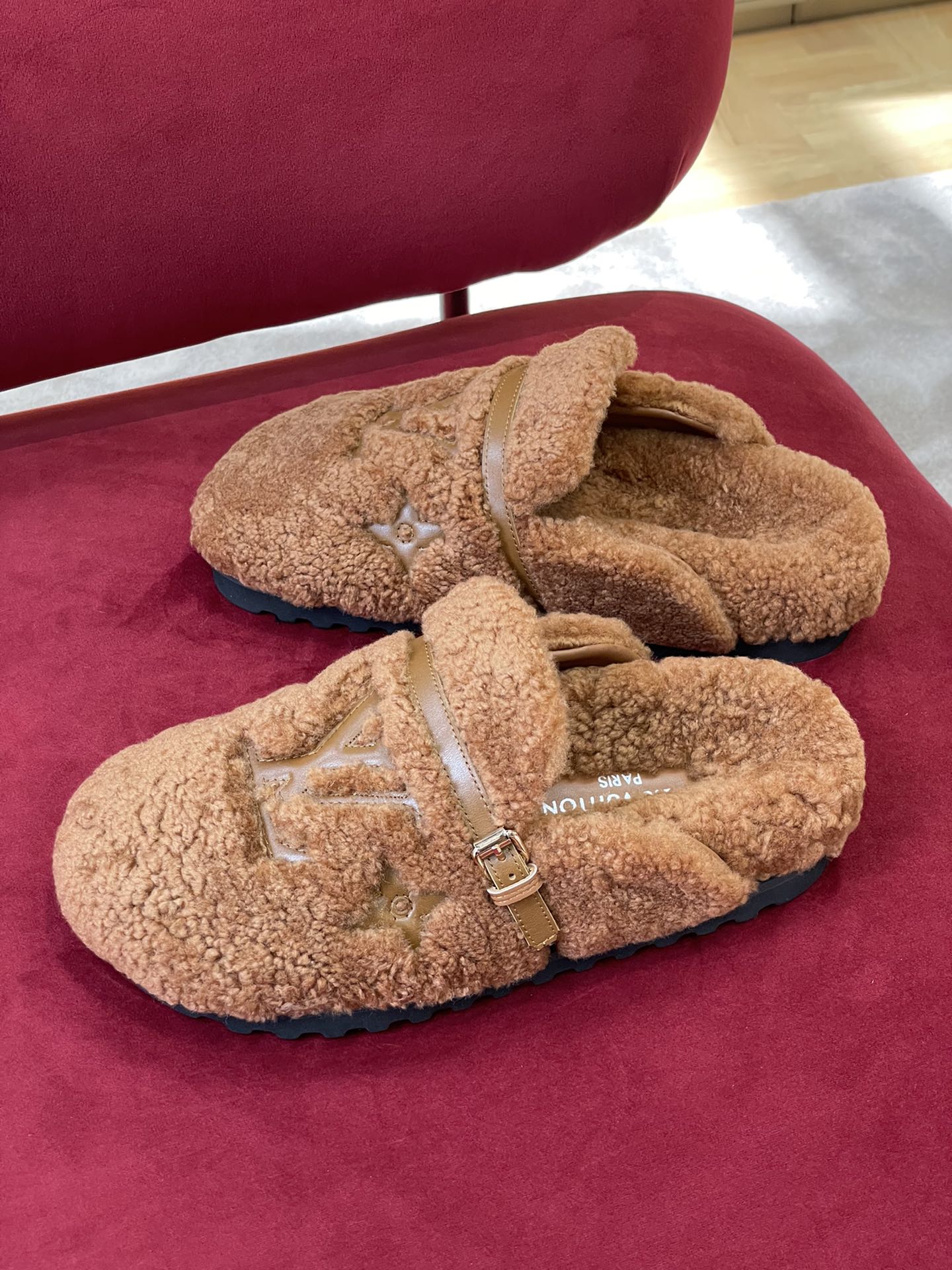 l**is V*t*n winter break comfert sandals