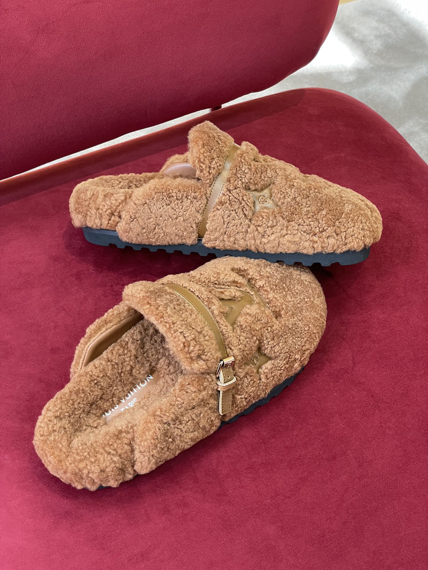 l**is V*t*n winter break comfert sandals