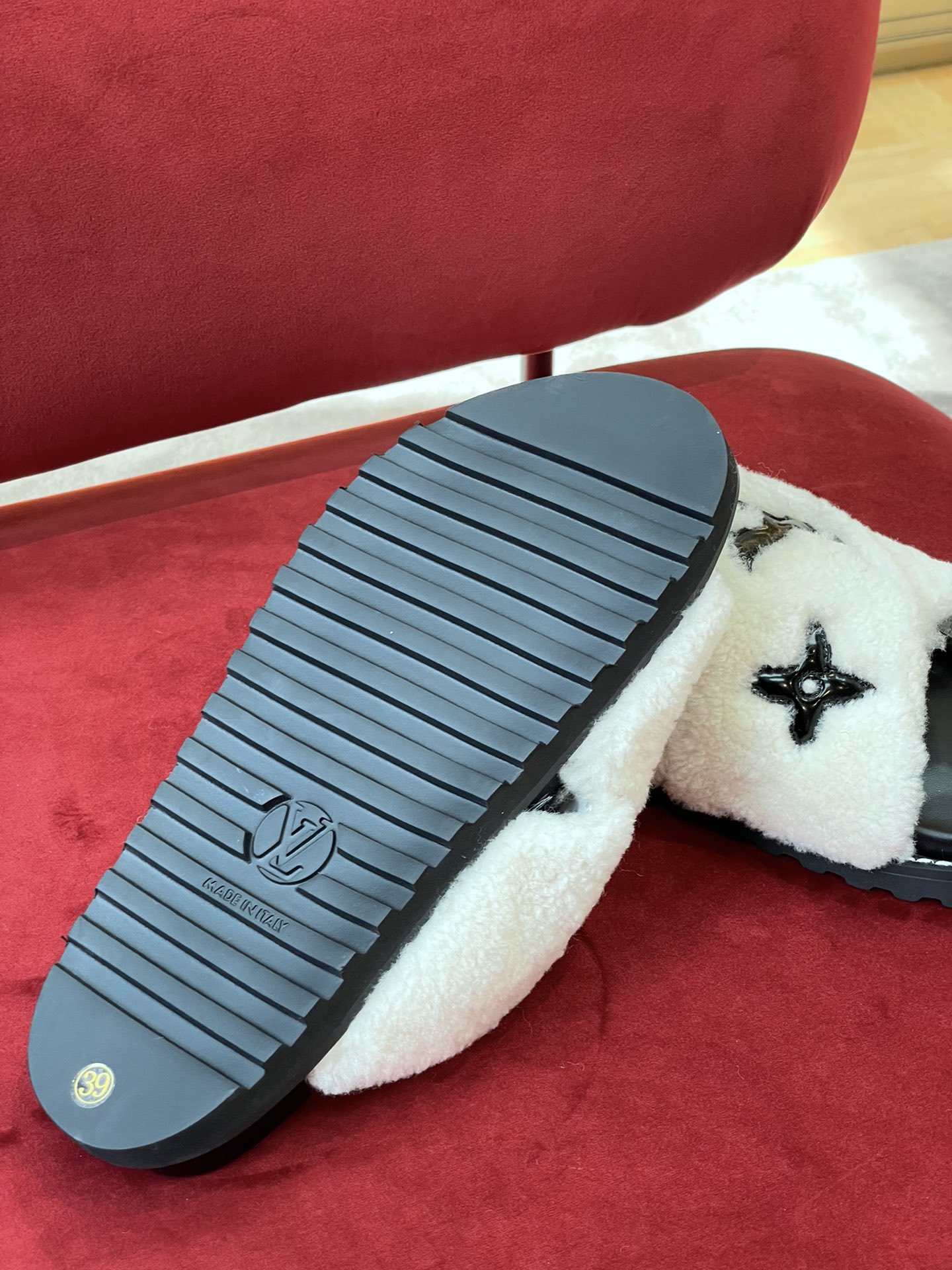 l**is V*t*n paseo sandals