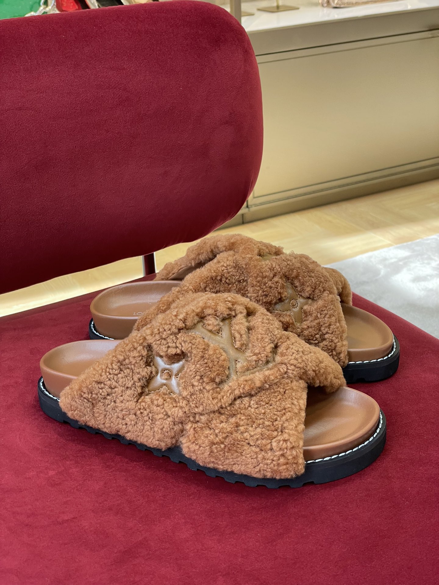 l**is V*t*n paseo sandals