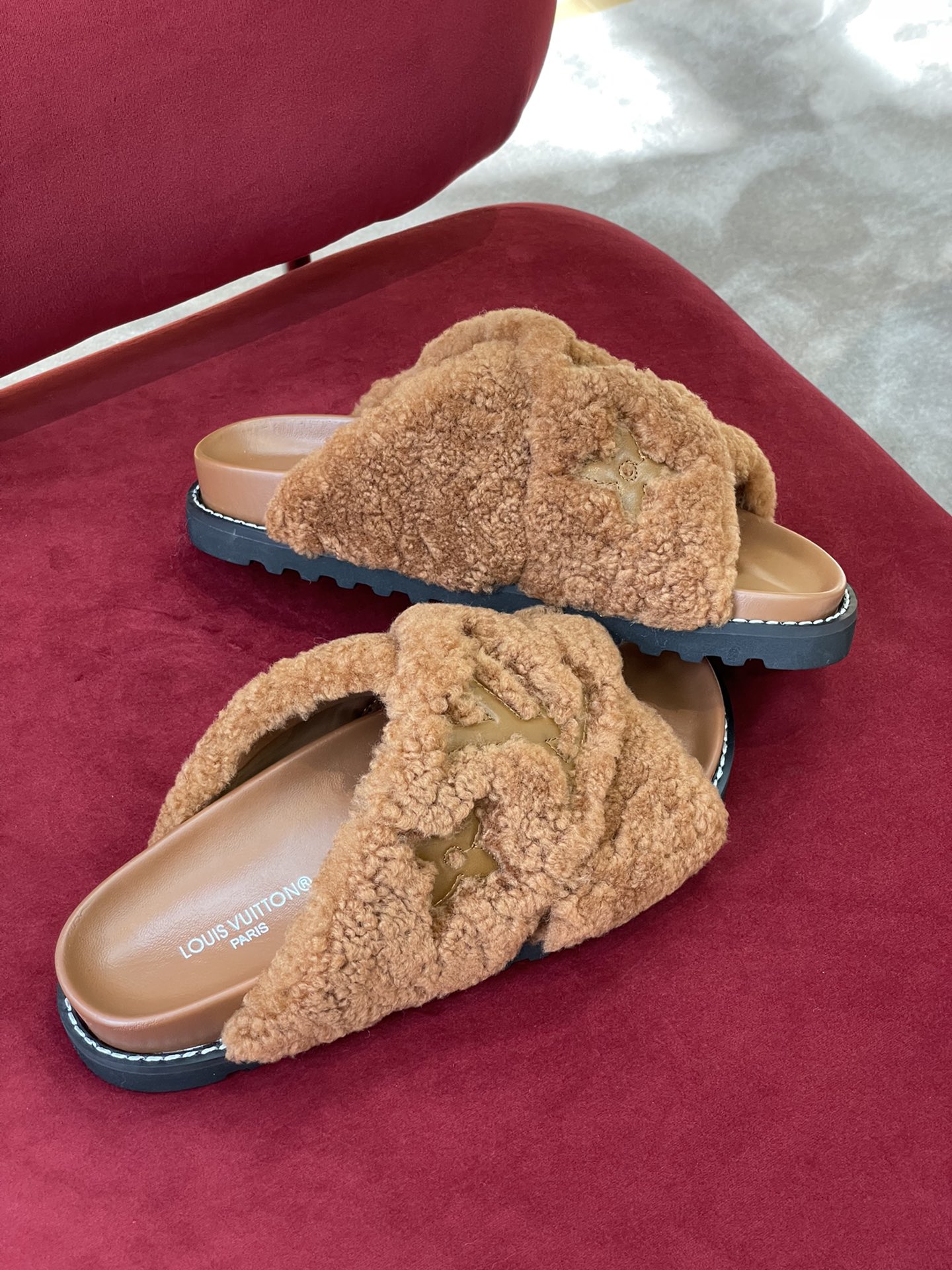 l**is V*t*n paseo sandals