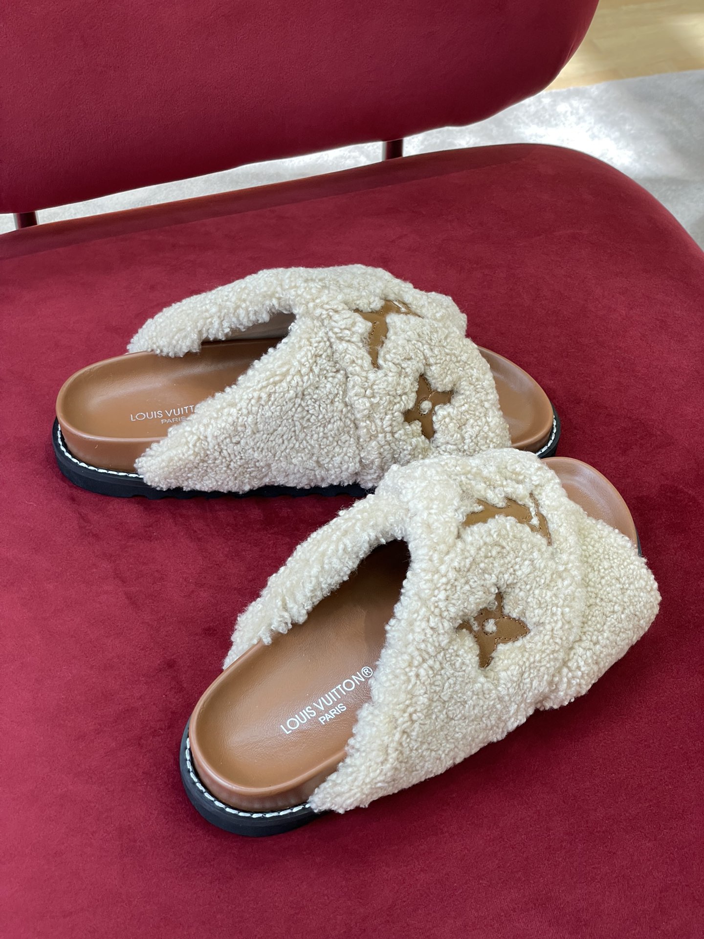 l**is V*t*n paseo sandals