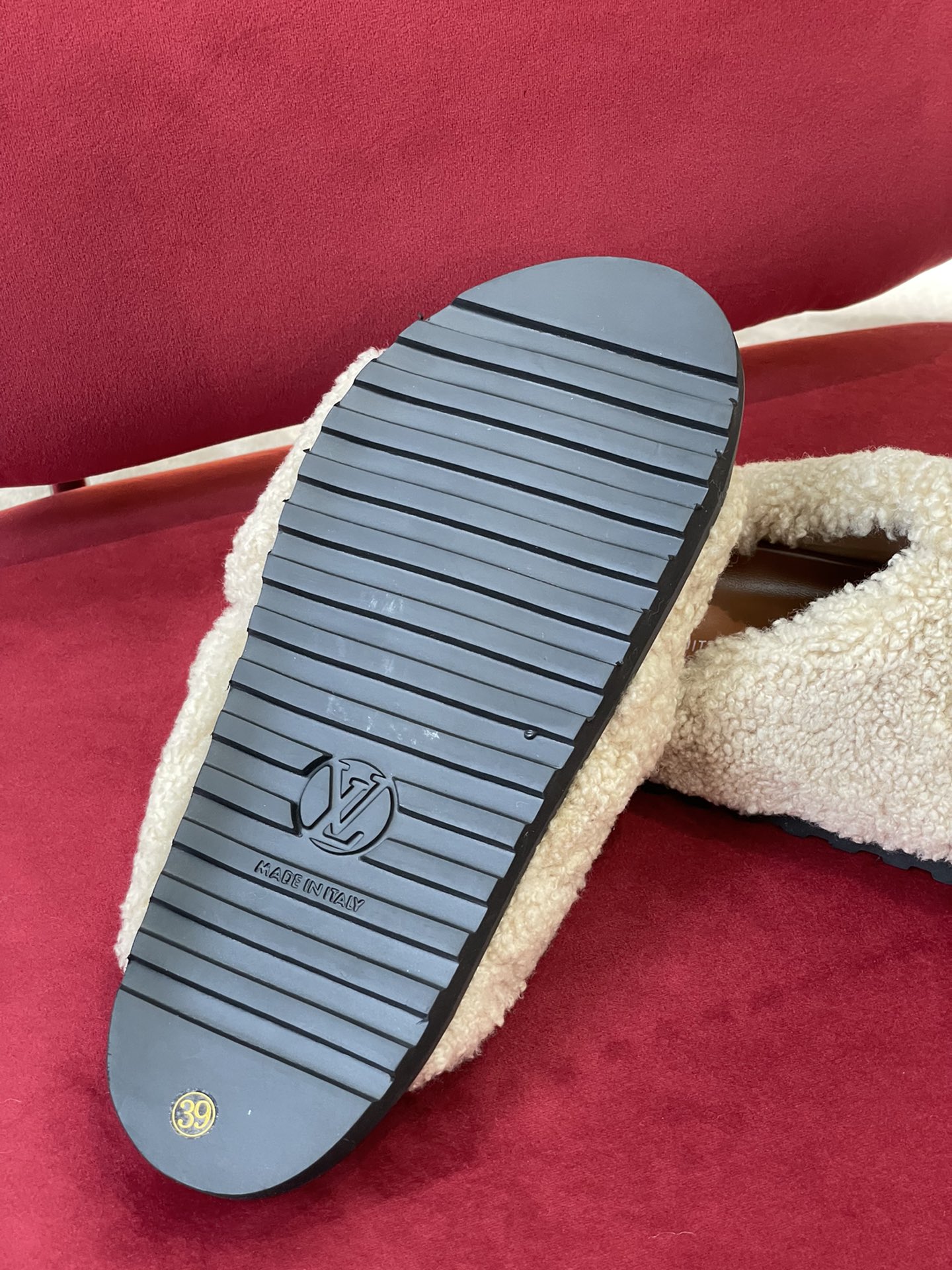 l**is V*t*n paseo sandals