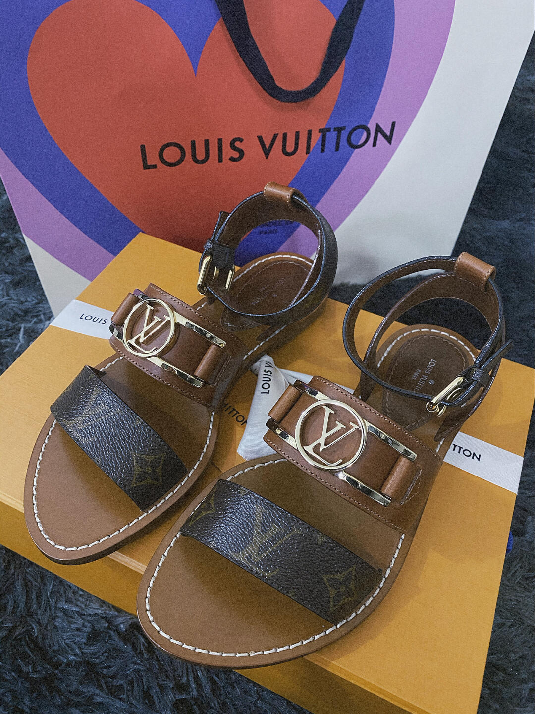 l**is V*t*n sandals