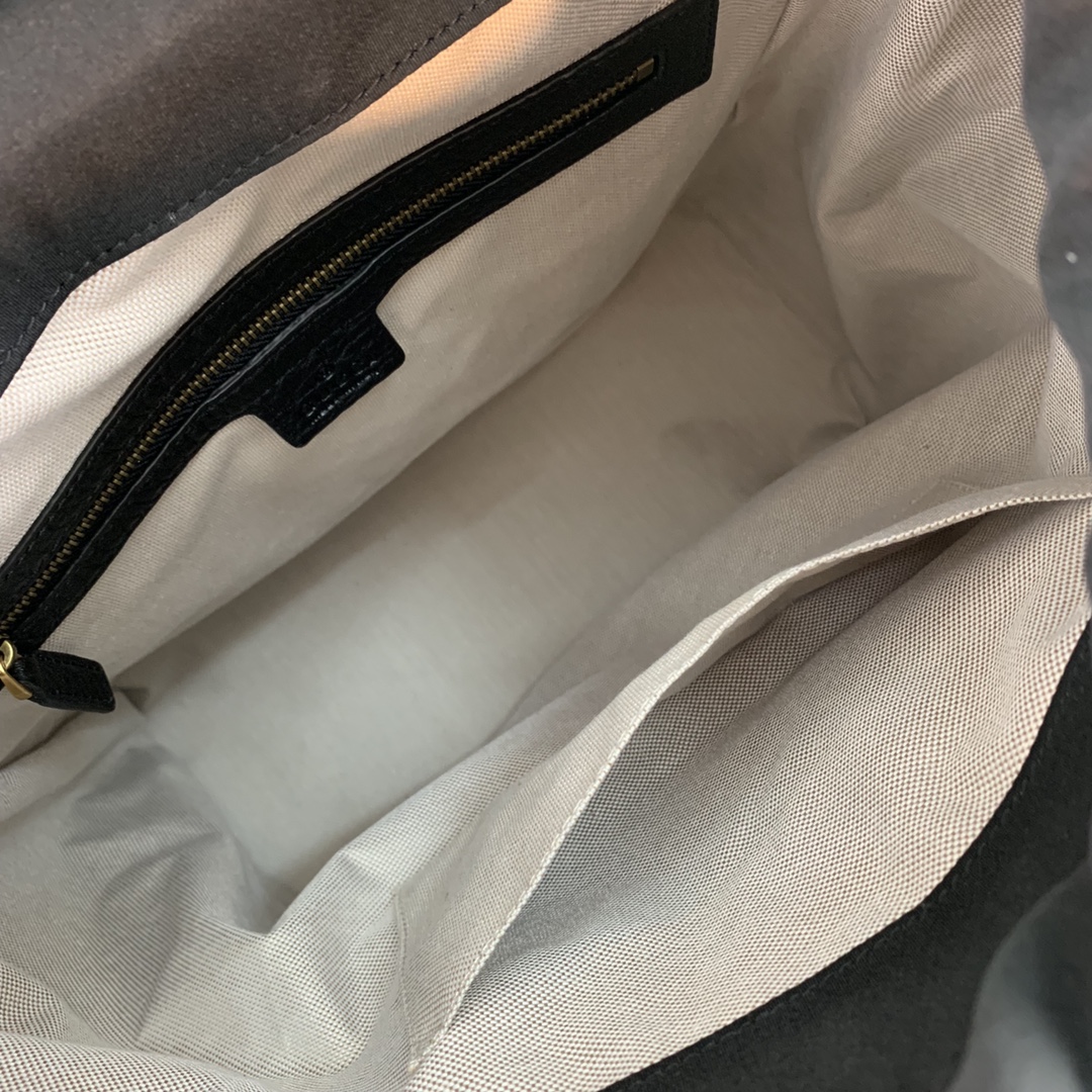 G*u*i backpack-31*37*14.5cm