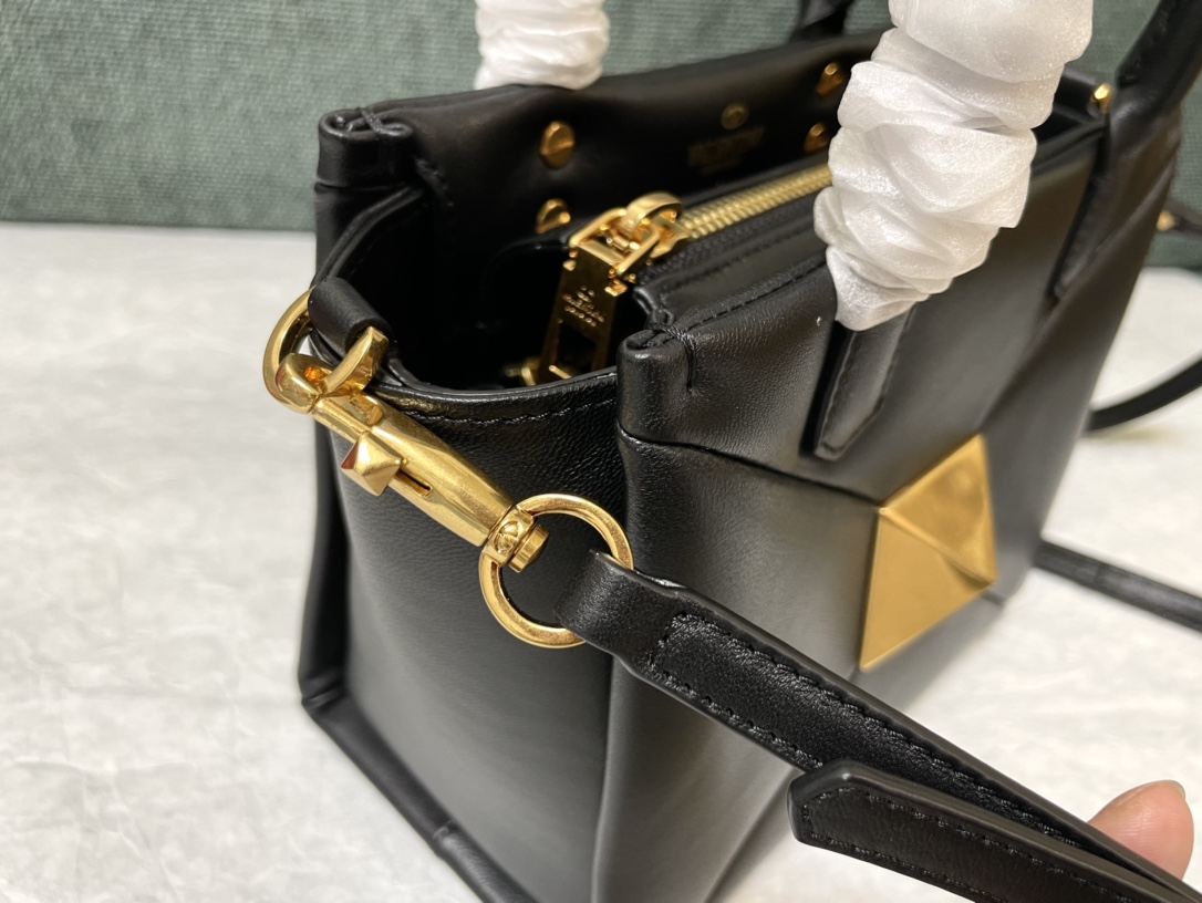 Valentino Garavani Onestud-18.5 x15x11CM