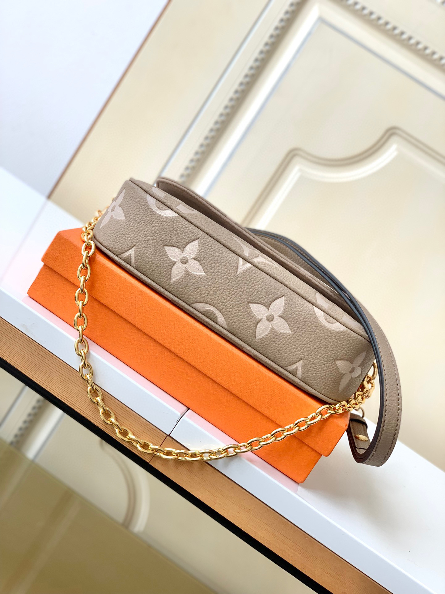 l**is V*t*n wallet on chain ivy-23.5 x 12.0 x 4.3 cm