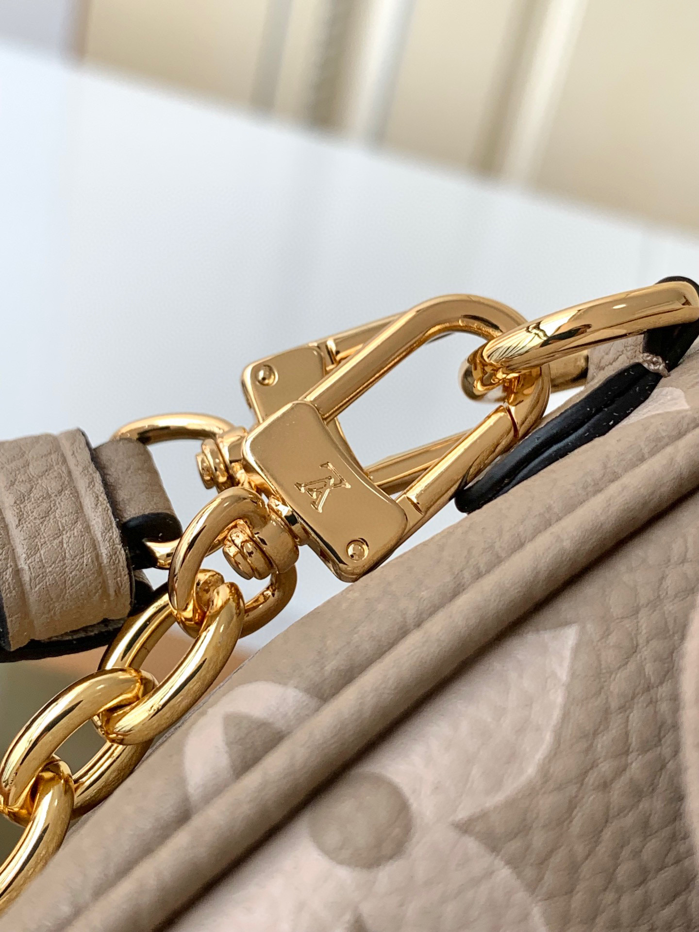 l**is V*t*n wallet on chain ivy-23.5 x 12.0 x 4.3 cm