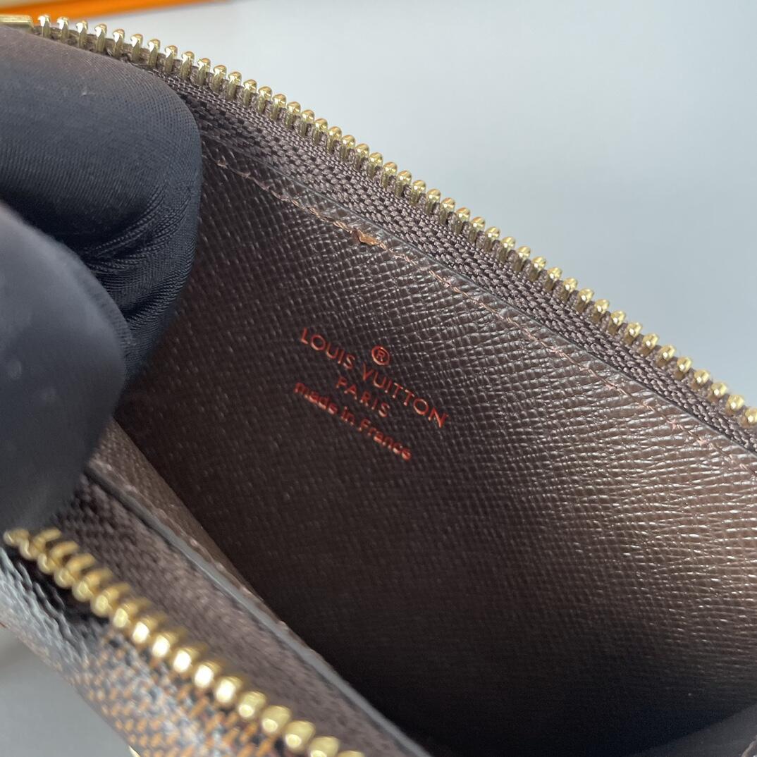 l**is V*t*n wallet-13x8.5cm