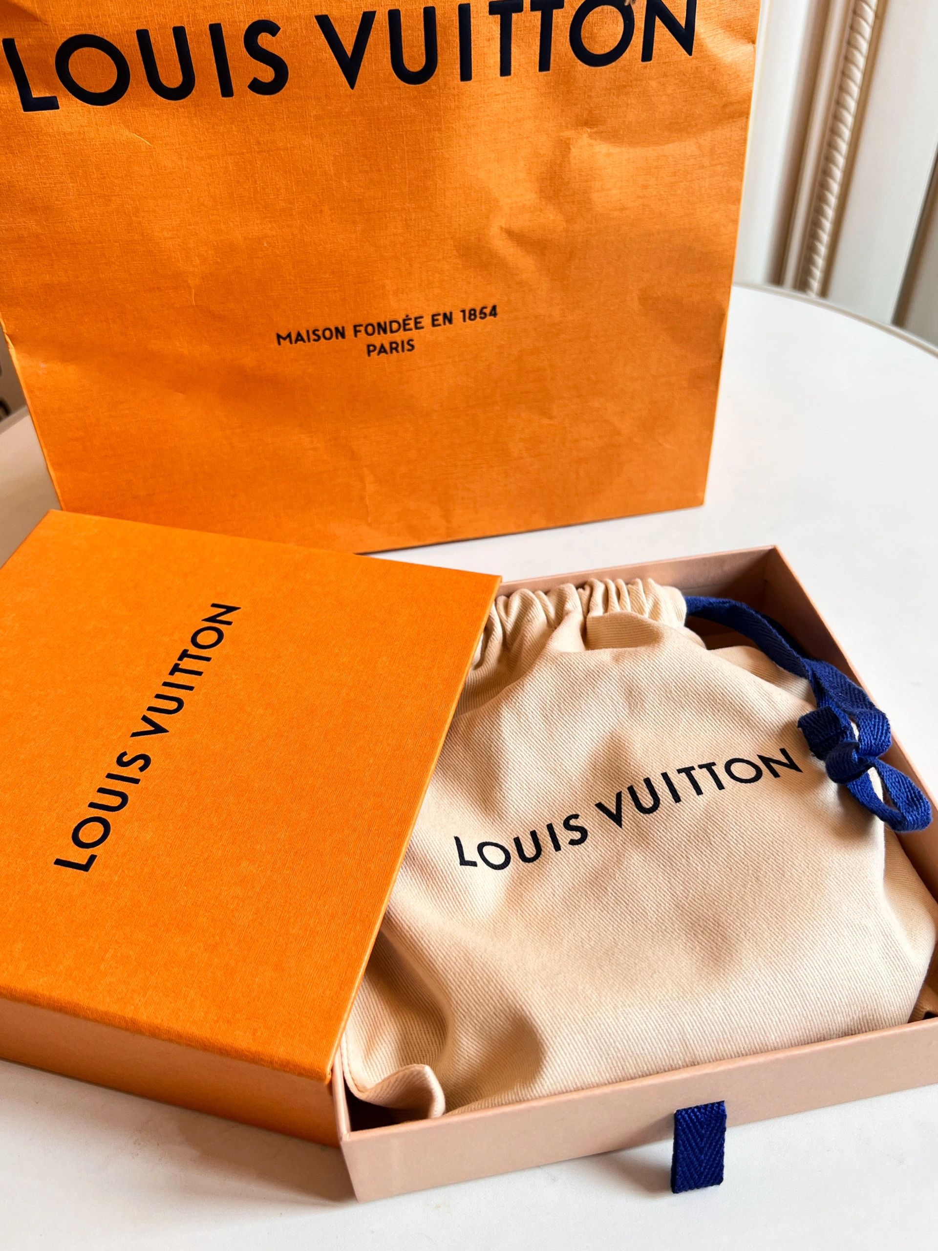 l**is V*t*n belt-2cm