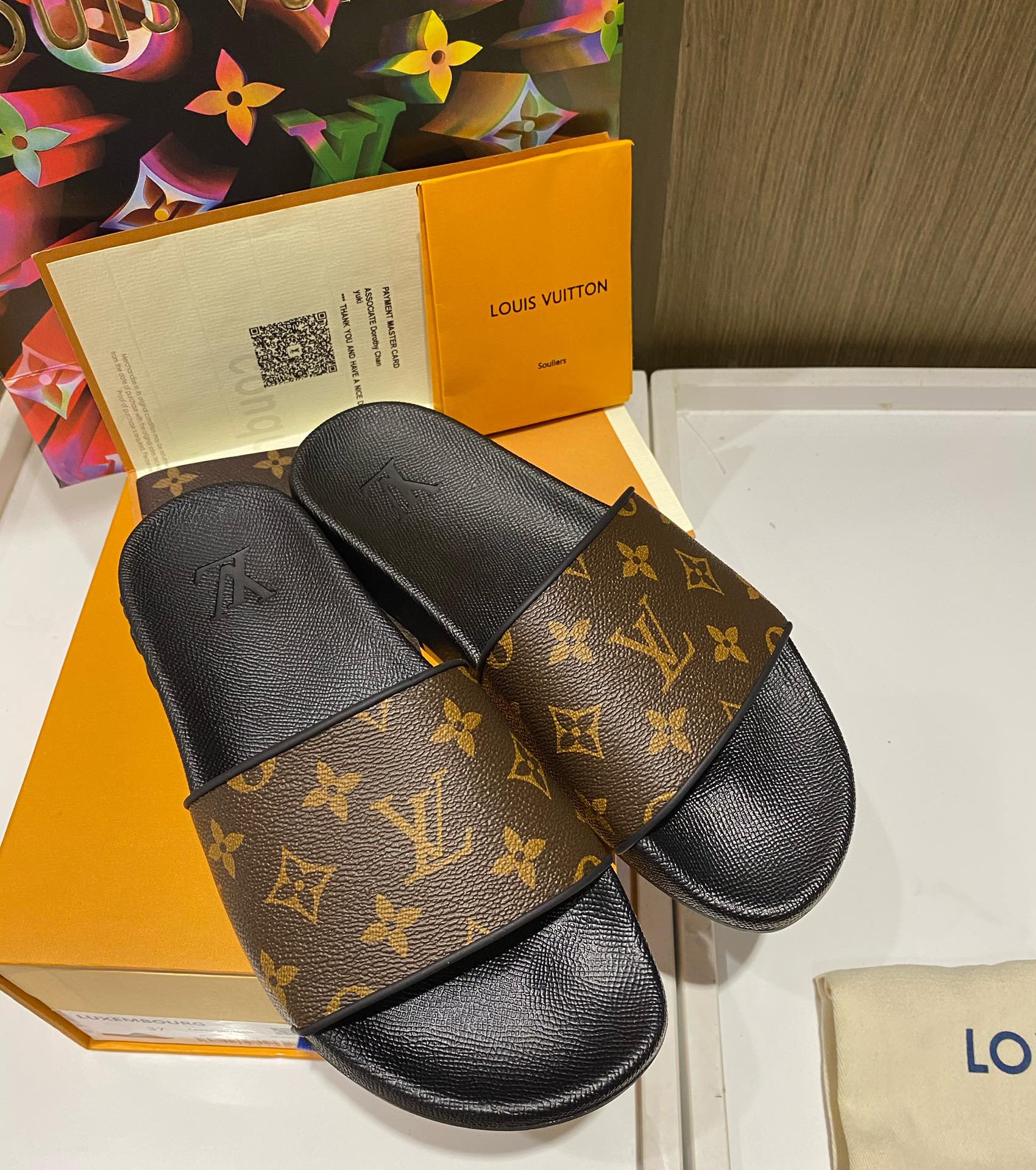 l**is V*t*n slippers