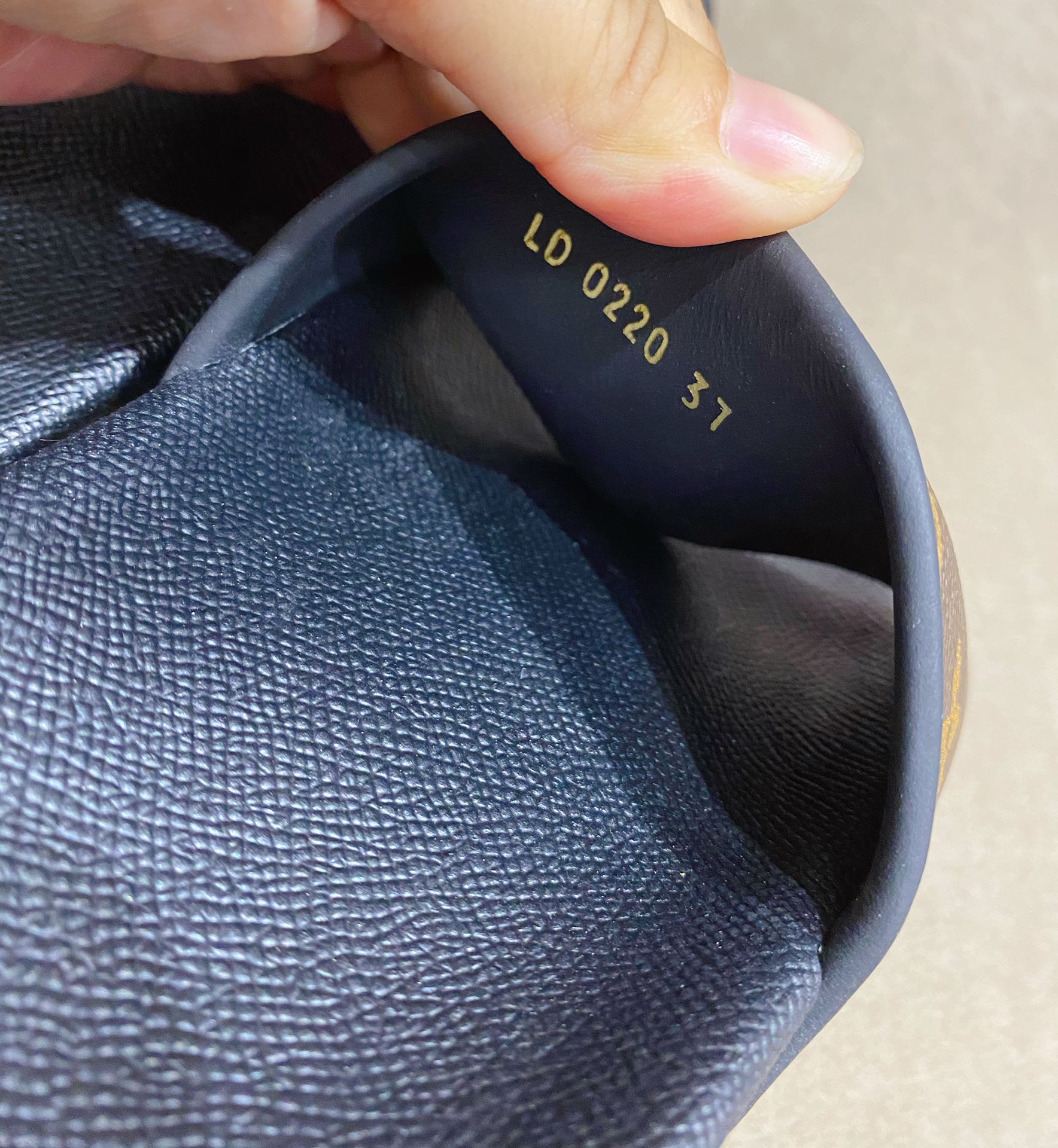 l**is V*t*n slippers