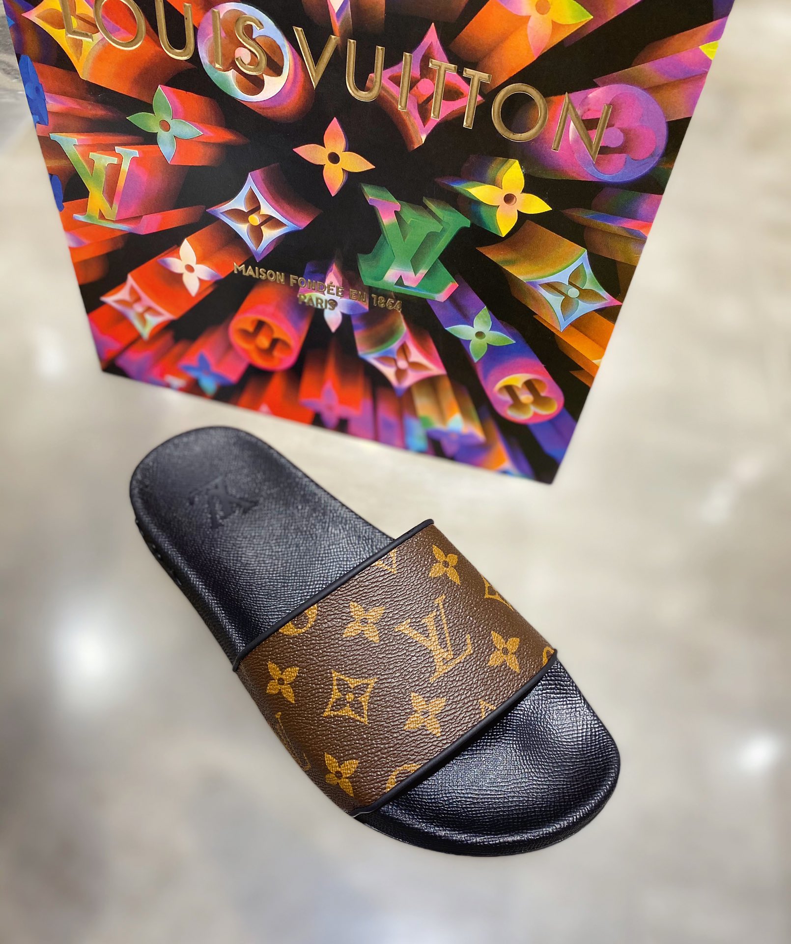 l**is V*t*n slippers