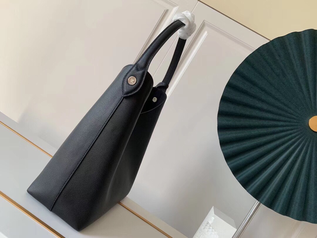 l**is V*t*n lock me hobo-29.5*34*16cm