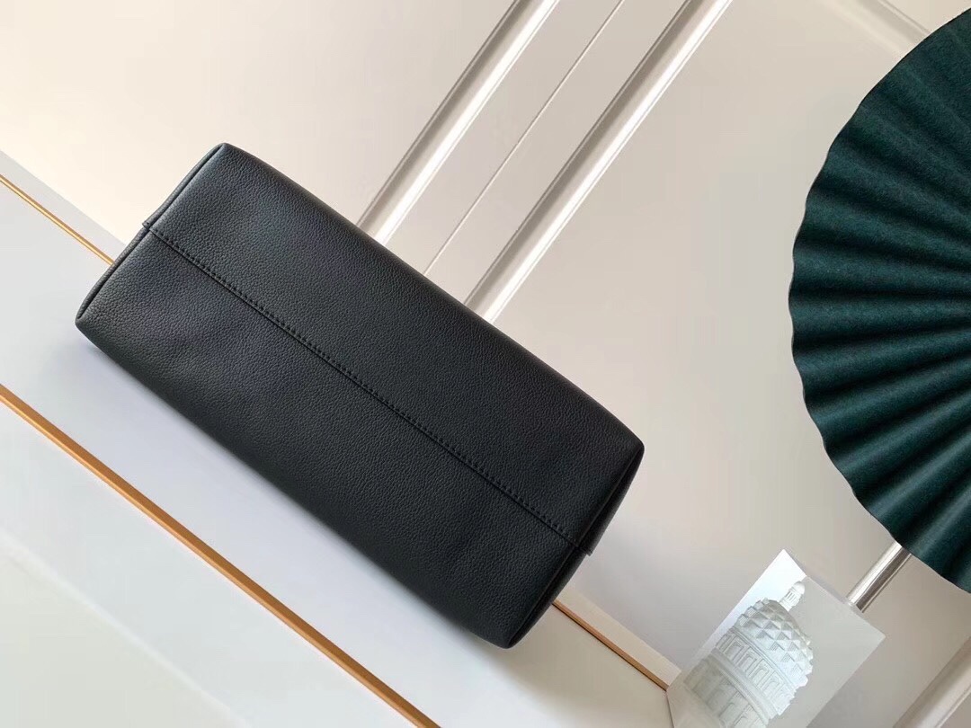 l**is V*t*n lock me hobo-29.5*34*16cm