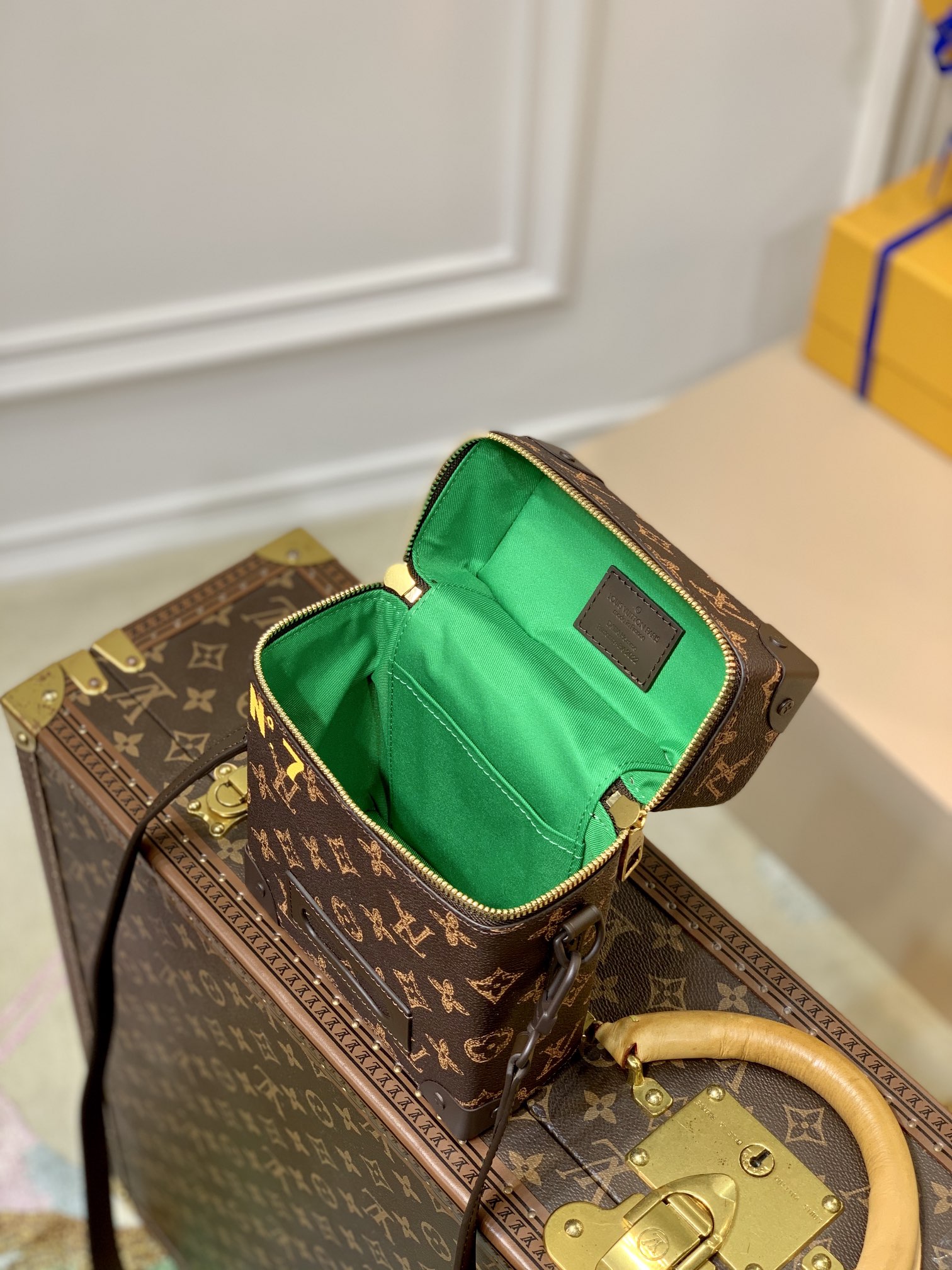 LV Vertical Box Trunk- M59664-15.5*22*7.5CM