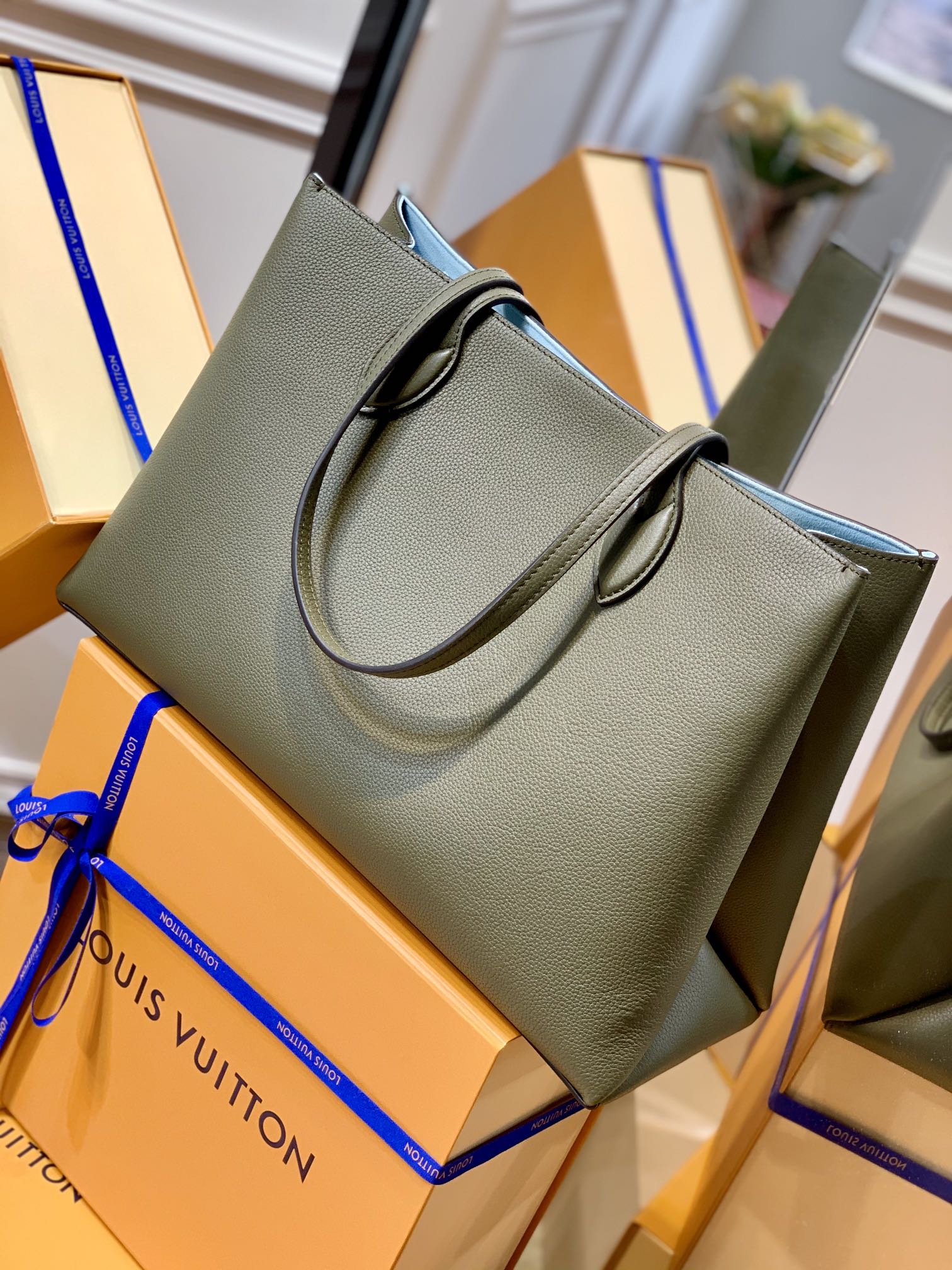 l**is V*t*n lockme handbags m57345-42*28*15cm