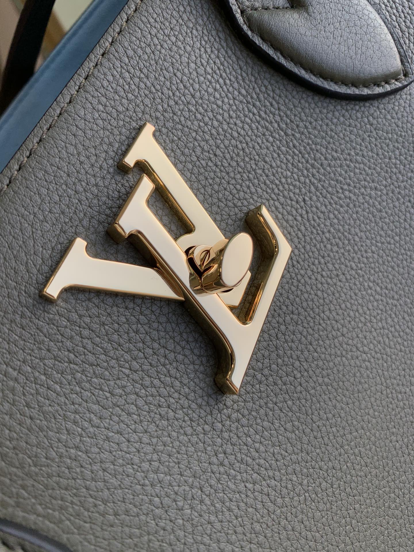 l**is V*t*n lockme handbags m57345-42*28*15cm