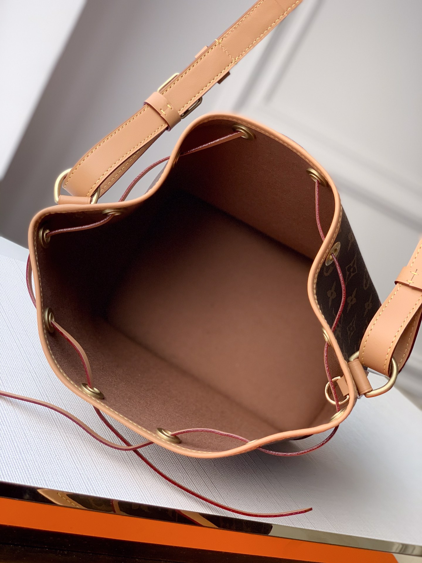 l**is V*t*n néonoé bucket bag -24 x 22 x 15cm