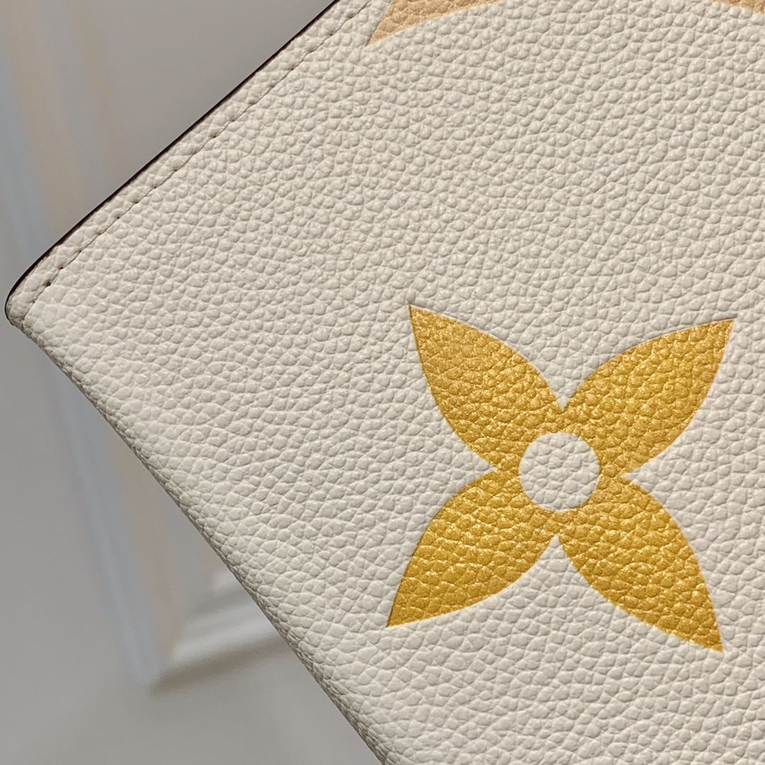 l**is V*t*n toiletry pouch 26-26*20*5cm