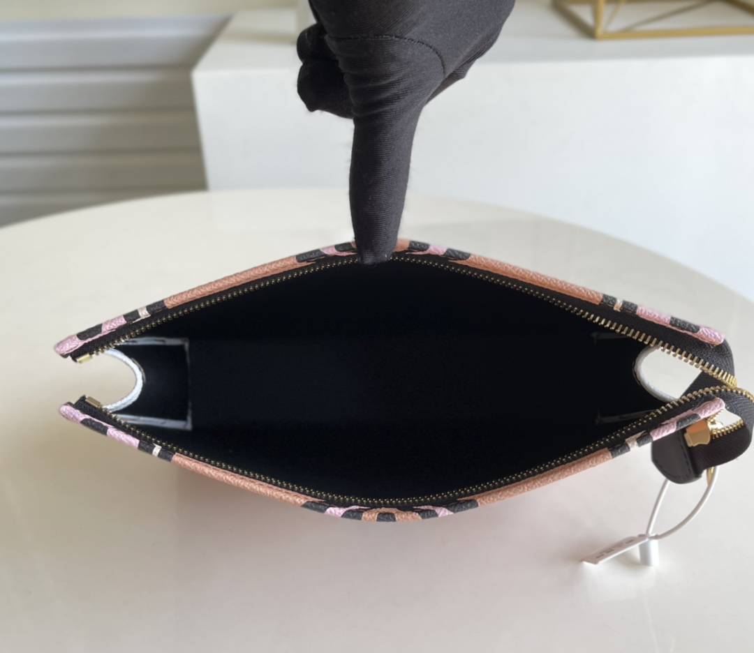 l**is V*t*n wild at heart toiletry pouch 26-26*20*5cm