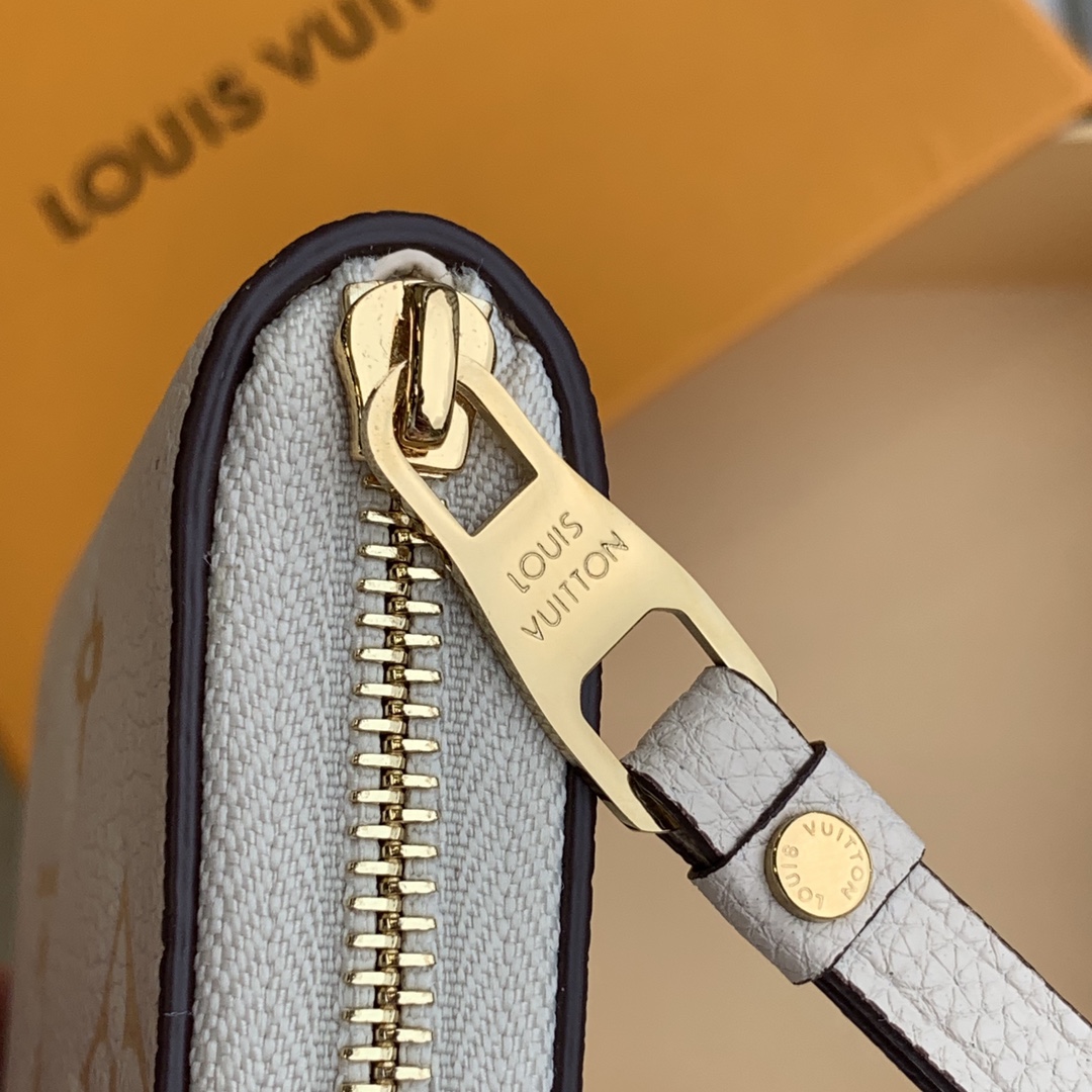 l**is V*t*n by the pool zippy wallet-11*8.5*12cm