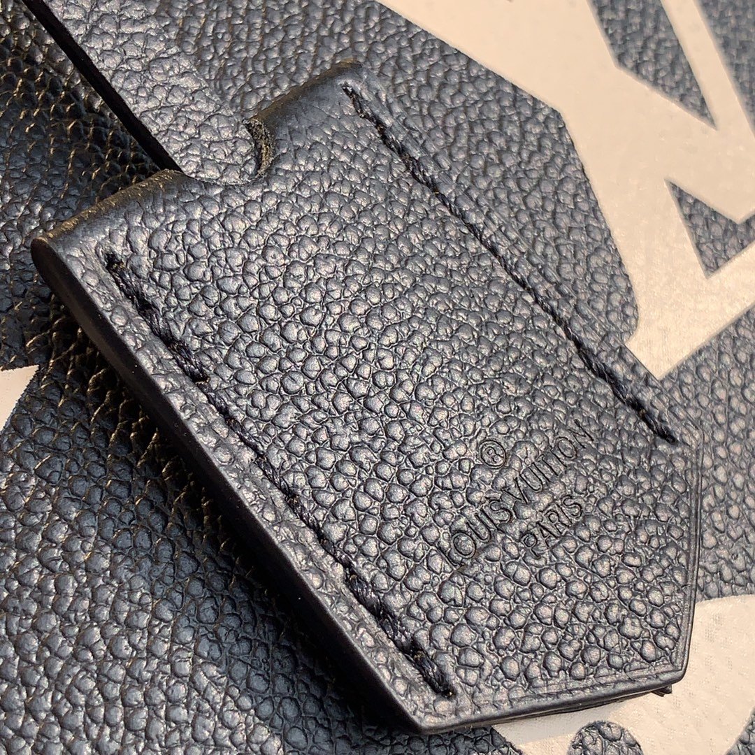 l**is V*t*n montaigne mm-33*23*15cm