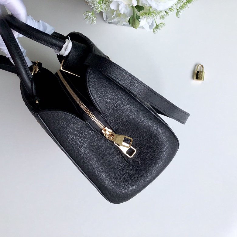 l**is V*t*n montaigne mm-33*23*15cm