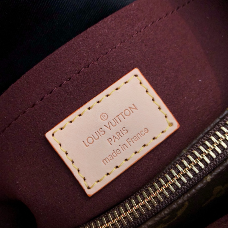 l**is V*t*n montaigne mm-33*23*15cm