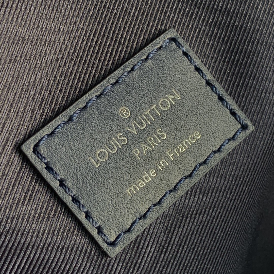 l**is V*t*n discovery backpsck-37*40*20 cm