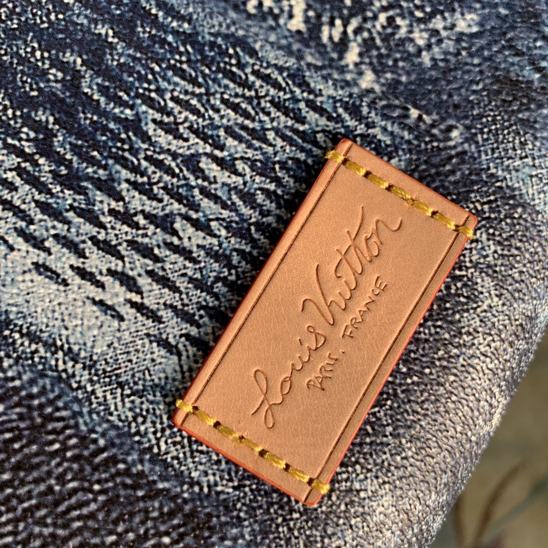 l**is V*t*n discovery backpsck-37*40*20 cm