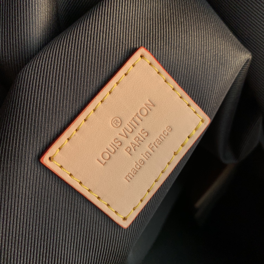 l**is V*t*n discovery backpsck-37*40*20 cm