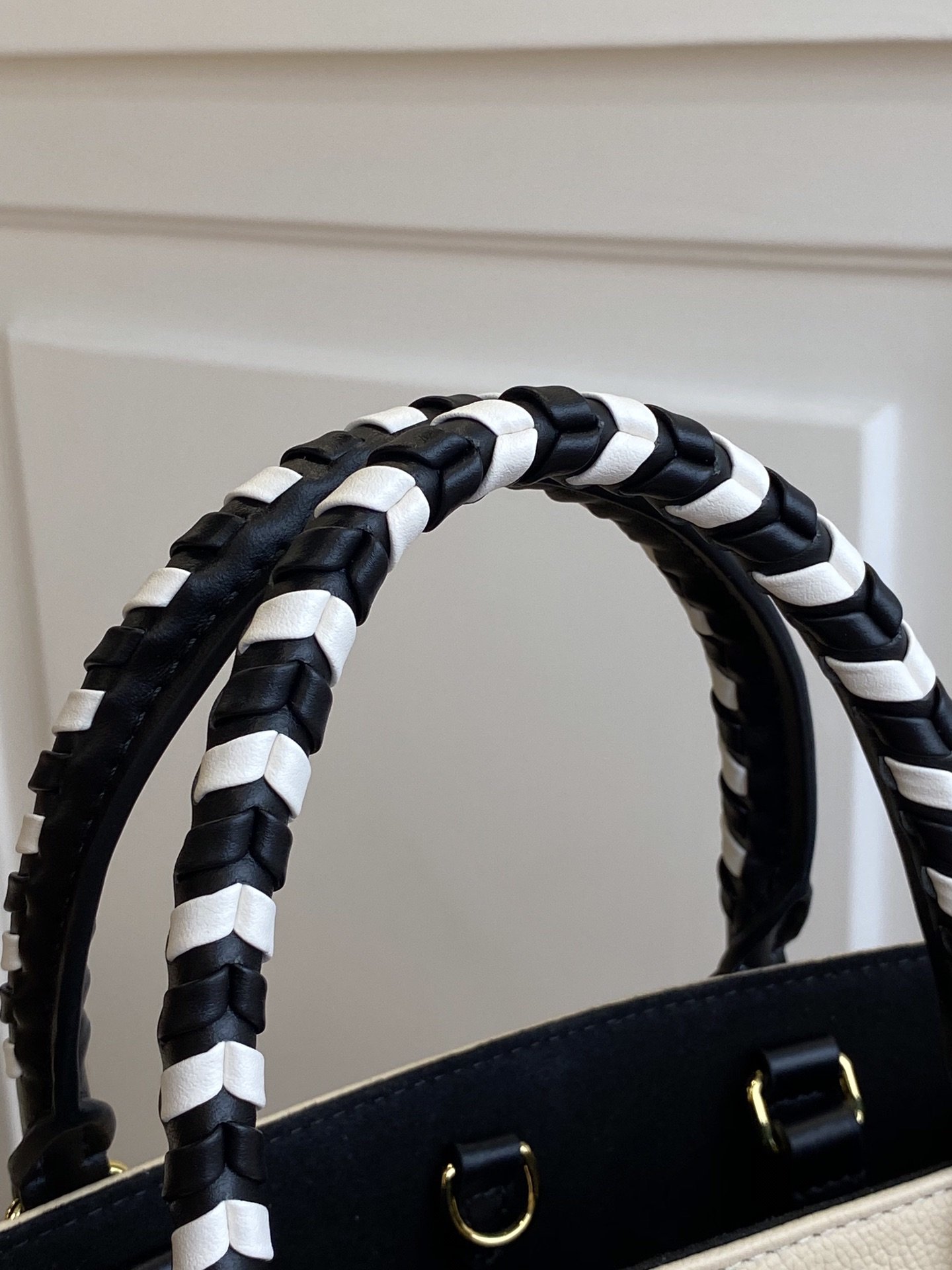 l**is V*t*n onthego handbag-41*34*19cm