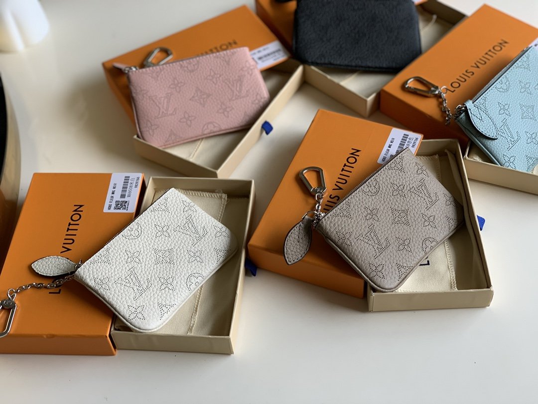 l**is V*t*n zippy wallet-13.8x9x1.5cm