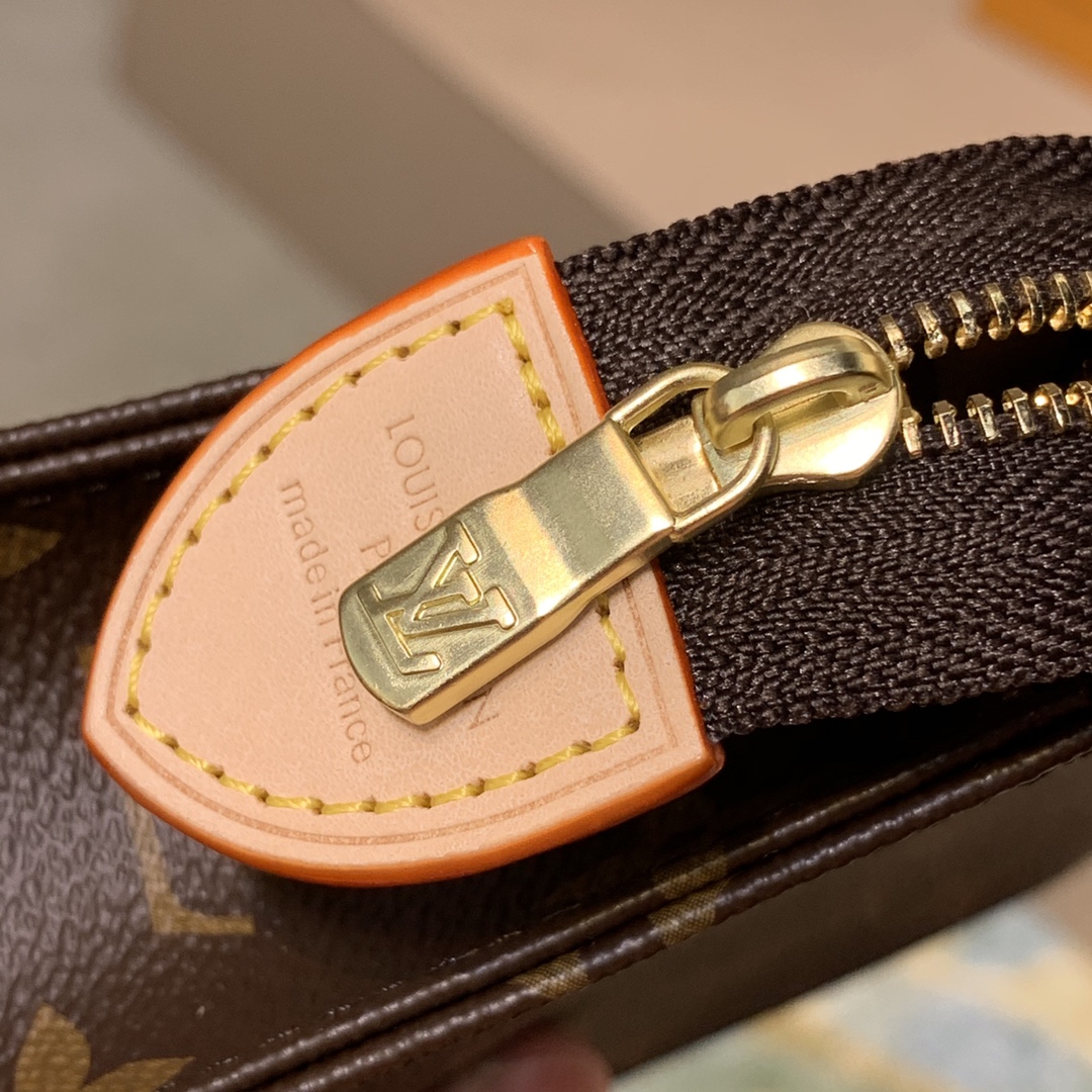 l**is V*t*n toiletry pouch -15*10*4.5cm