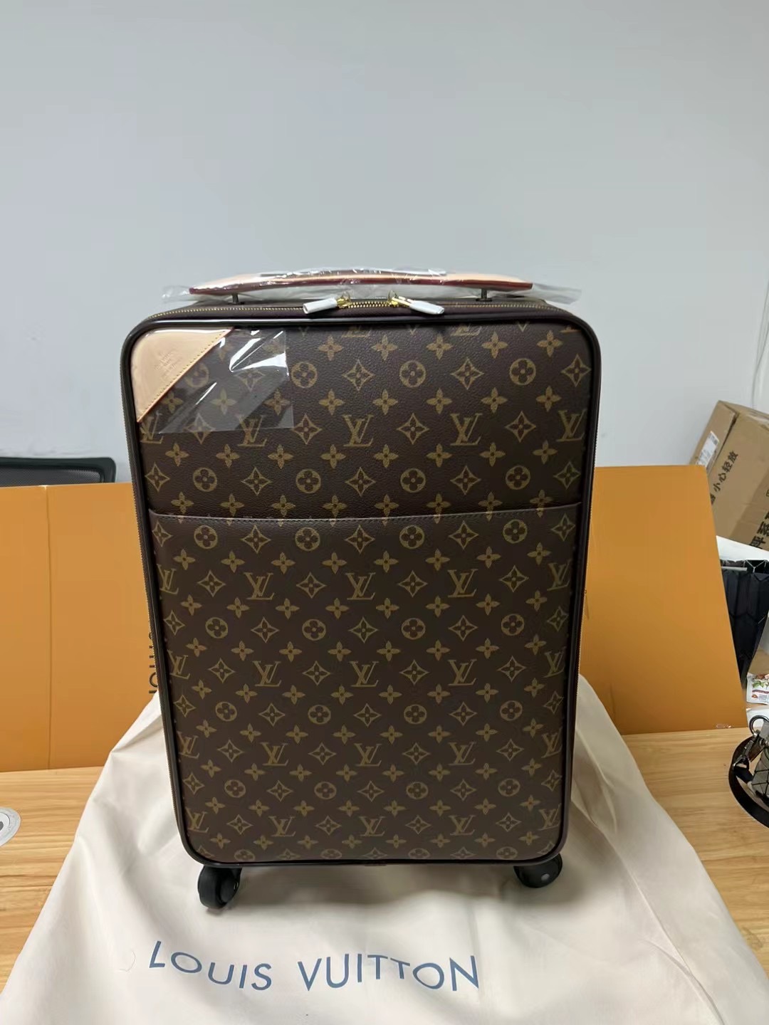 l**is V*t*n horizon 55-38*55*21cm