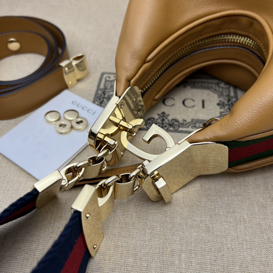 G*u*i attache small shoulder bag-23*22*5cm