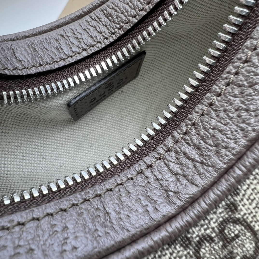 G*u*i attache small shoulder bag-23*22*5cm