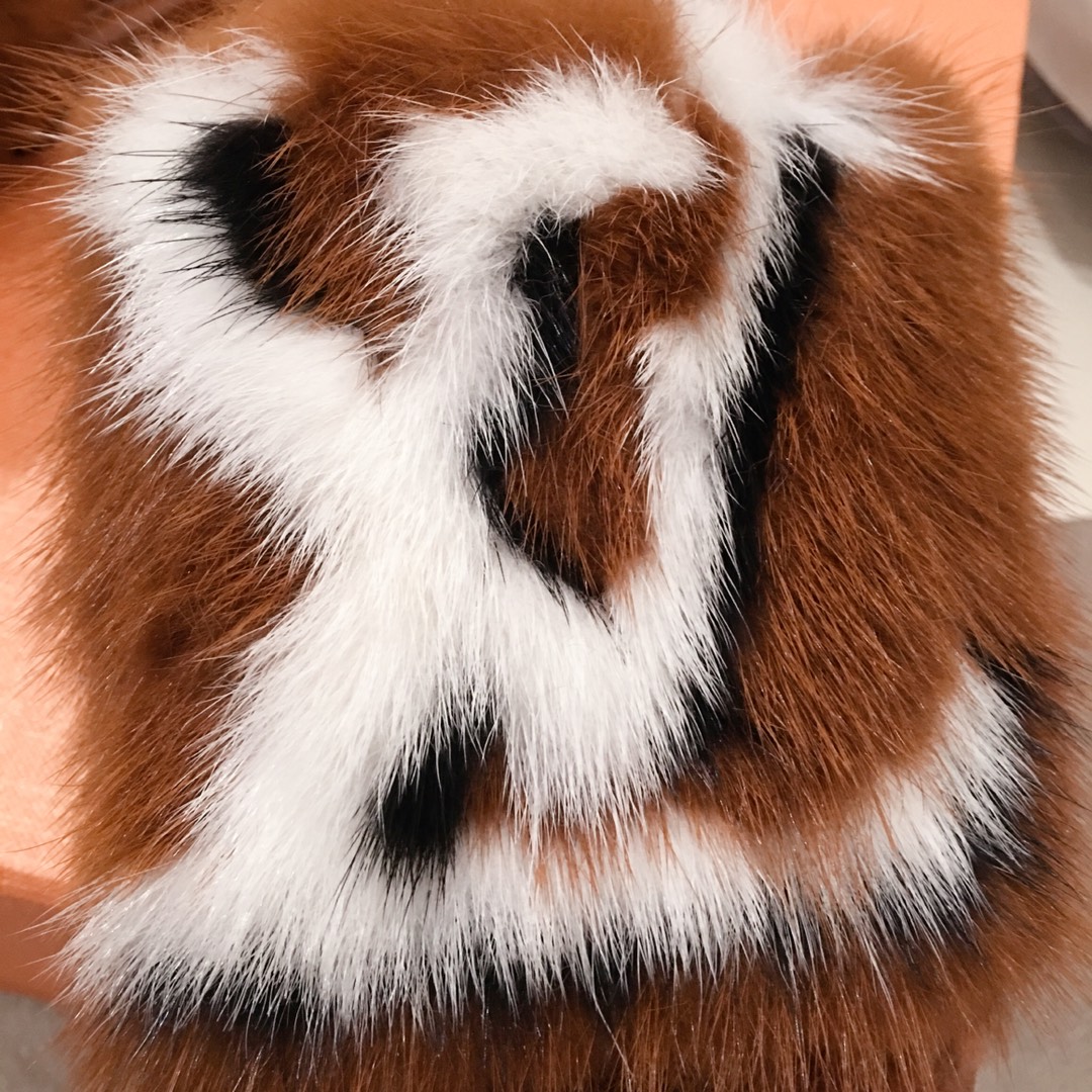 l**is V*t*n slippers