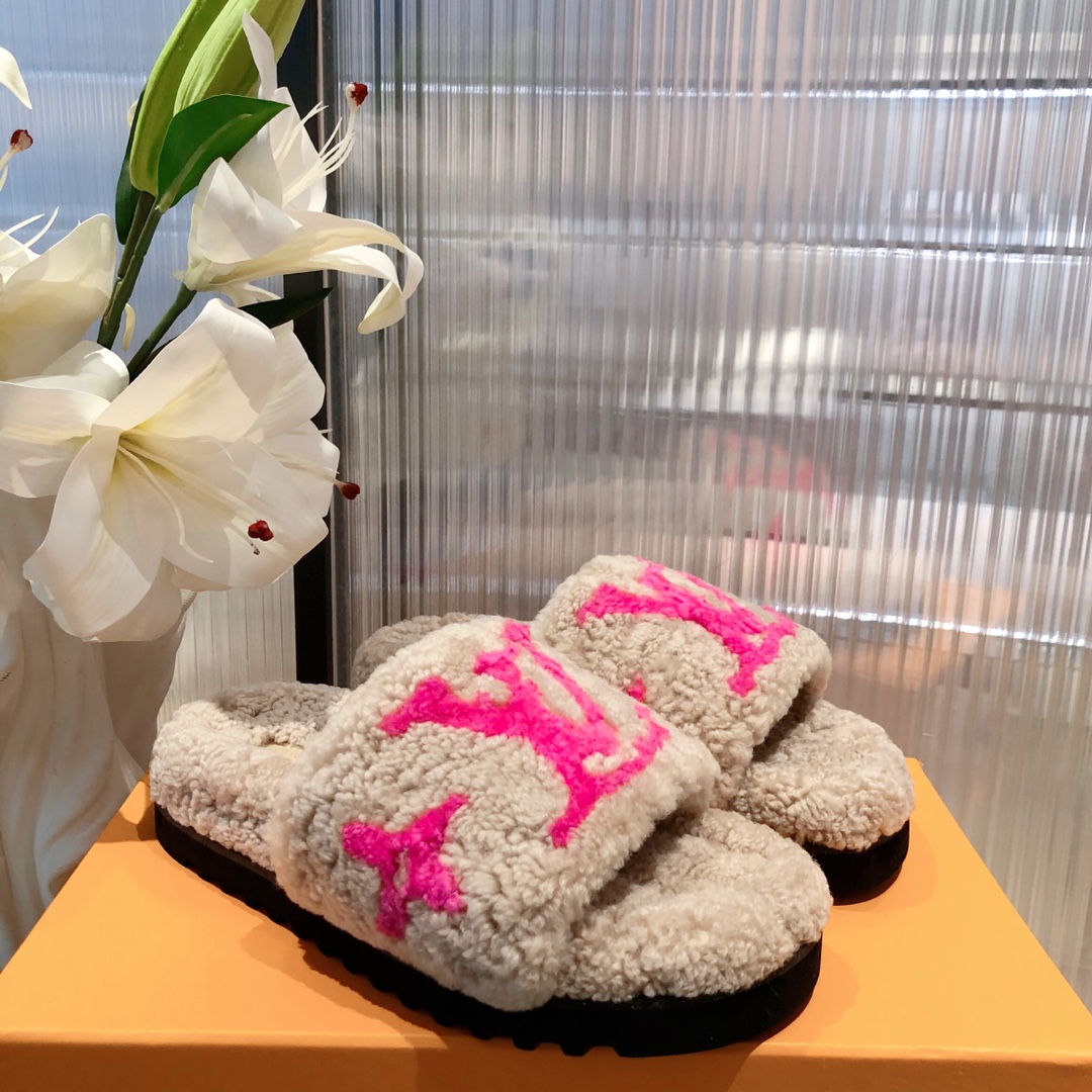 l**is V*t*n slippers