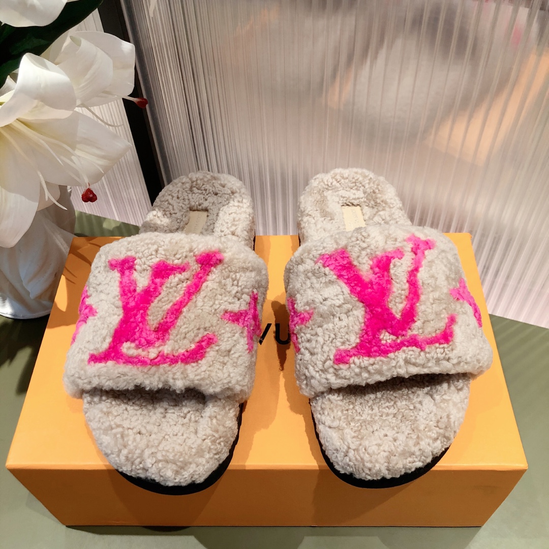 l**is V*t*n slippers