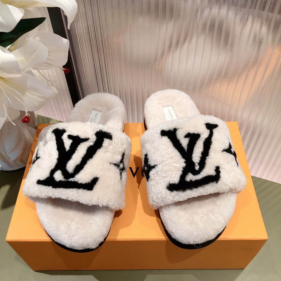 l**is V*t*n slippers