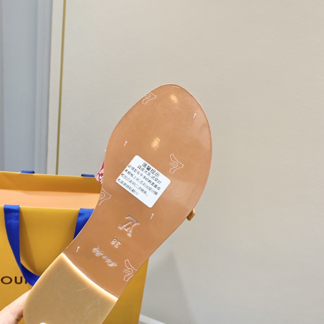 l**is V*t*n slippers