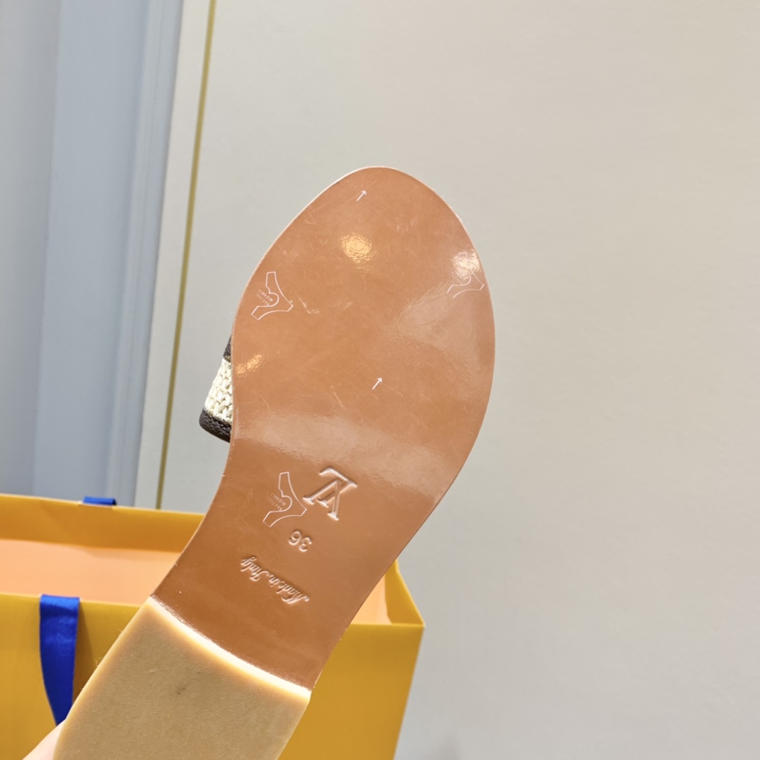 l**is V*t*n slippers