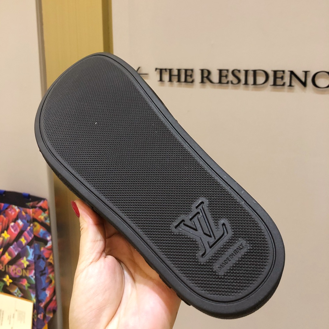 l**is V*t*n slippers