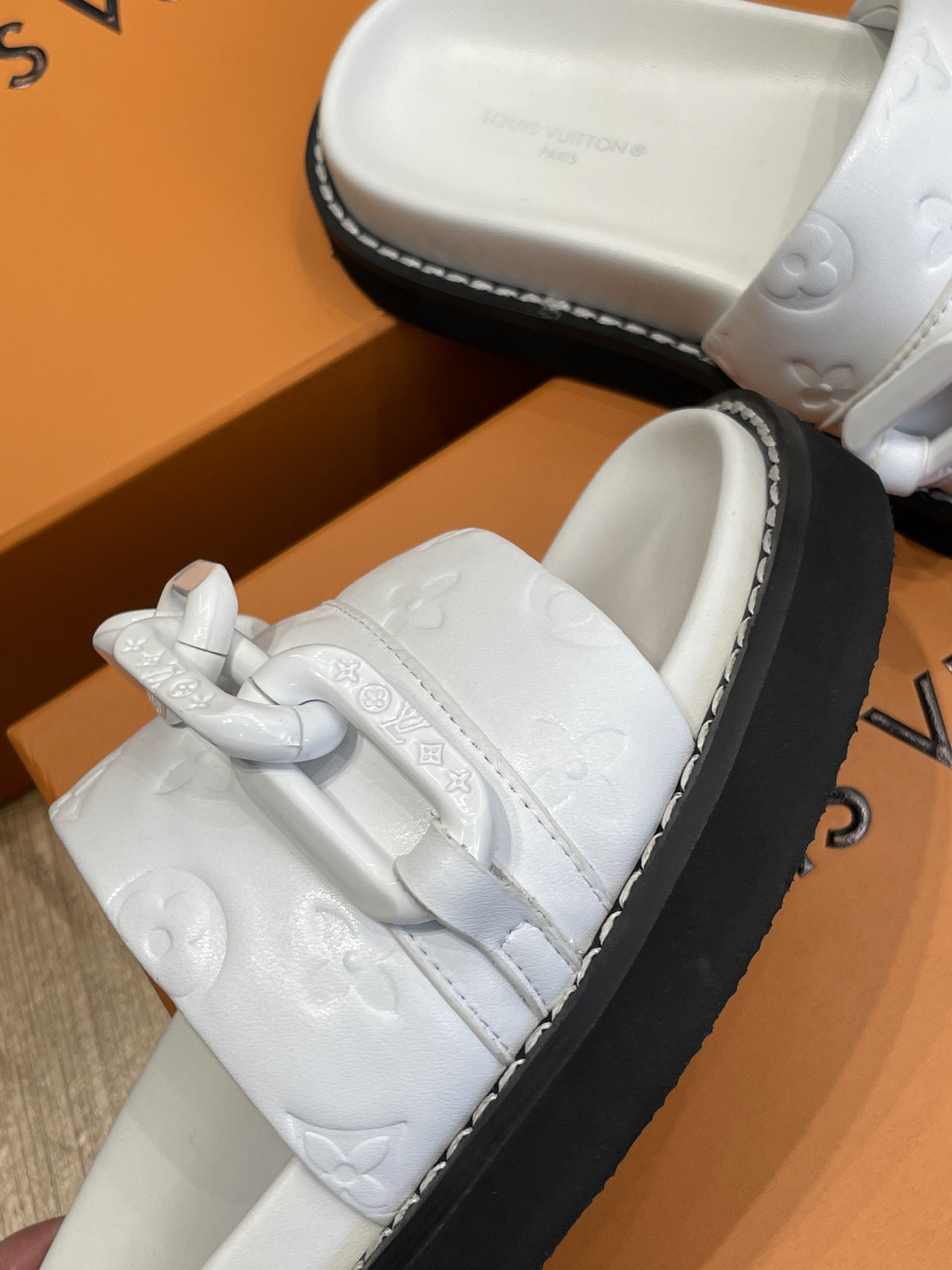 l**is V*t*n 2022ss sandals