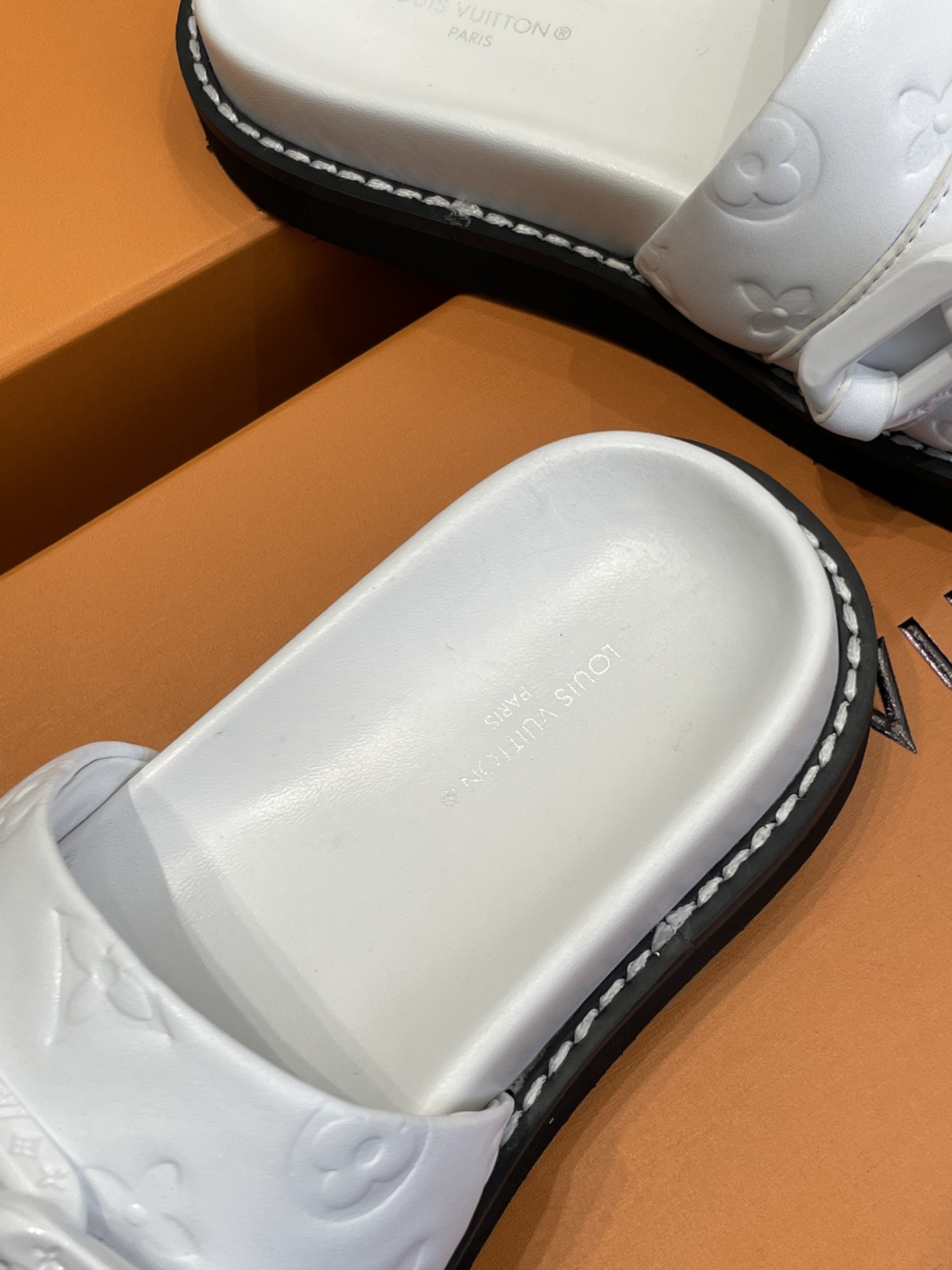 l**is V*t*n 2022ss sandals