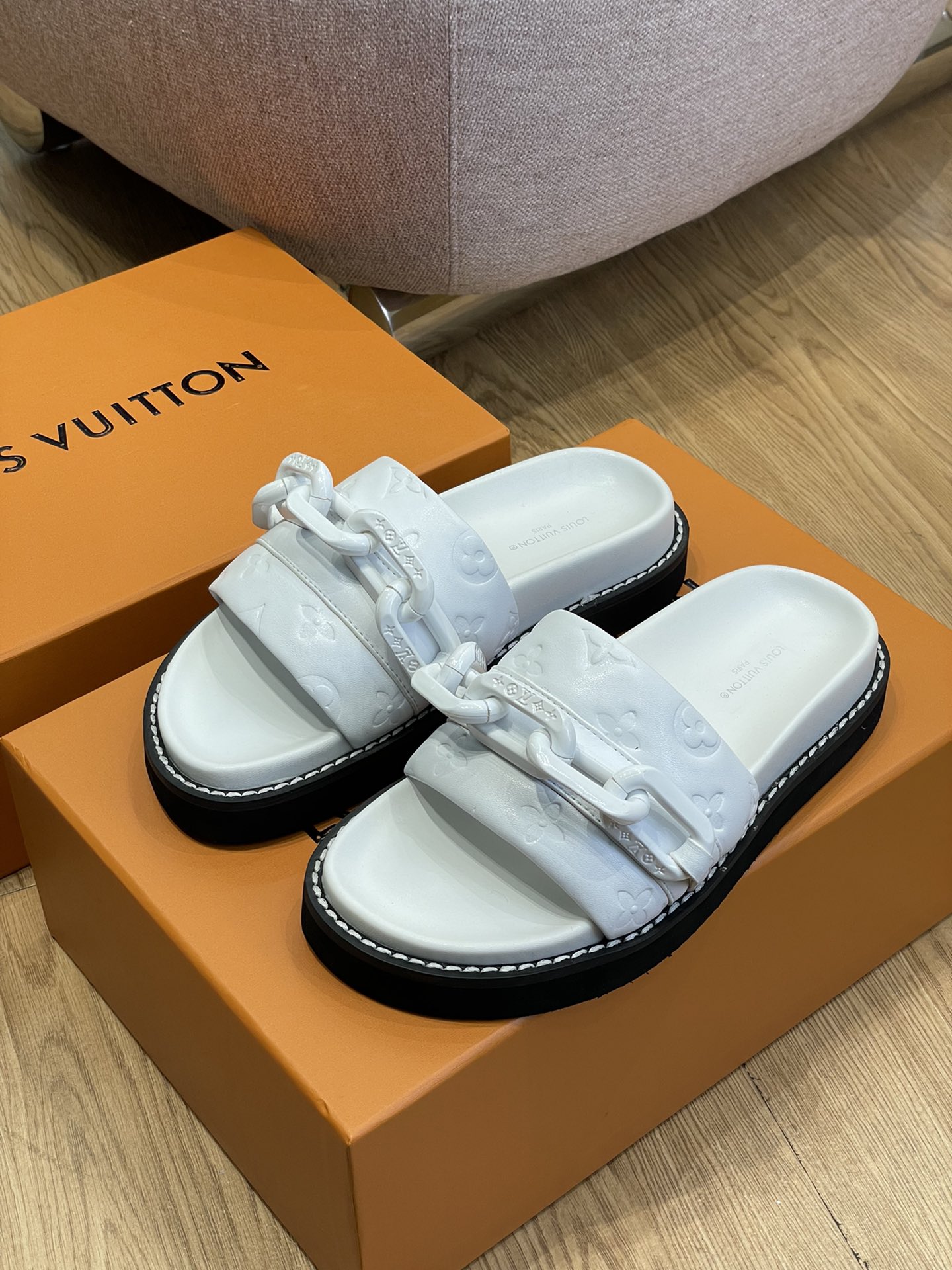 l**is V*t*n 2022ss sandals