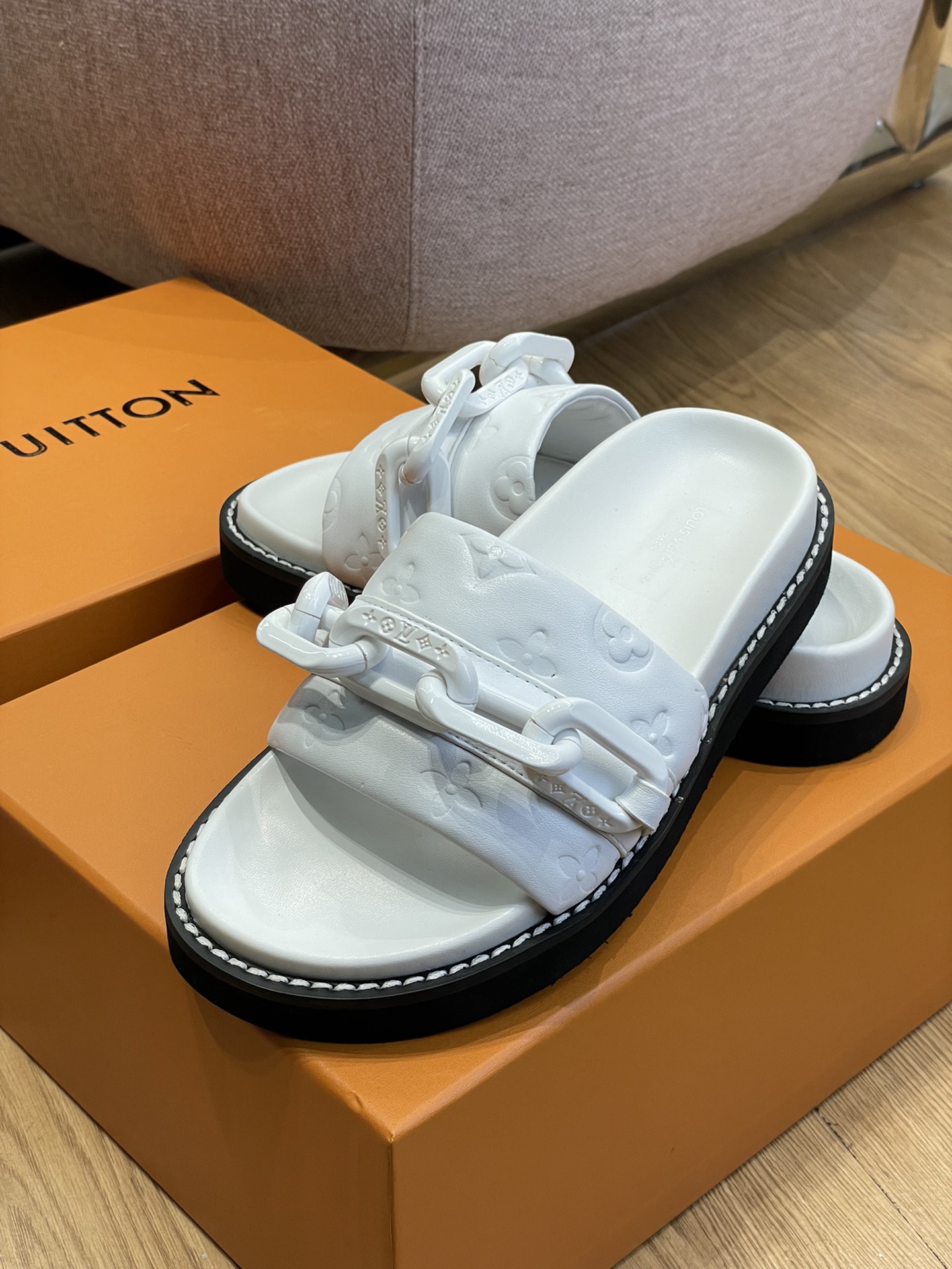 l**is V*t*n 2022ss sandals