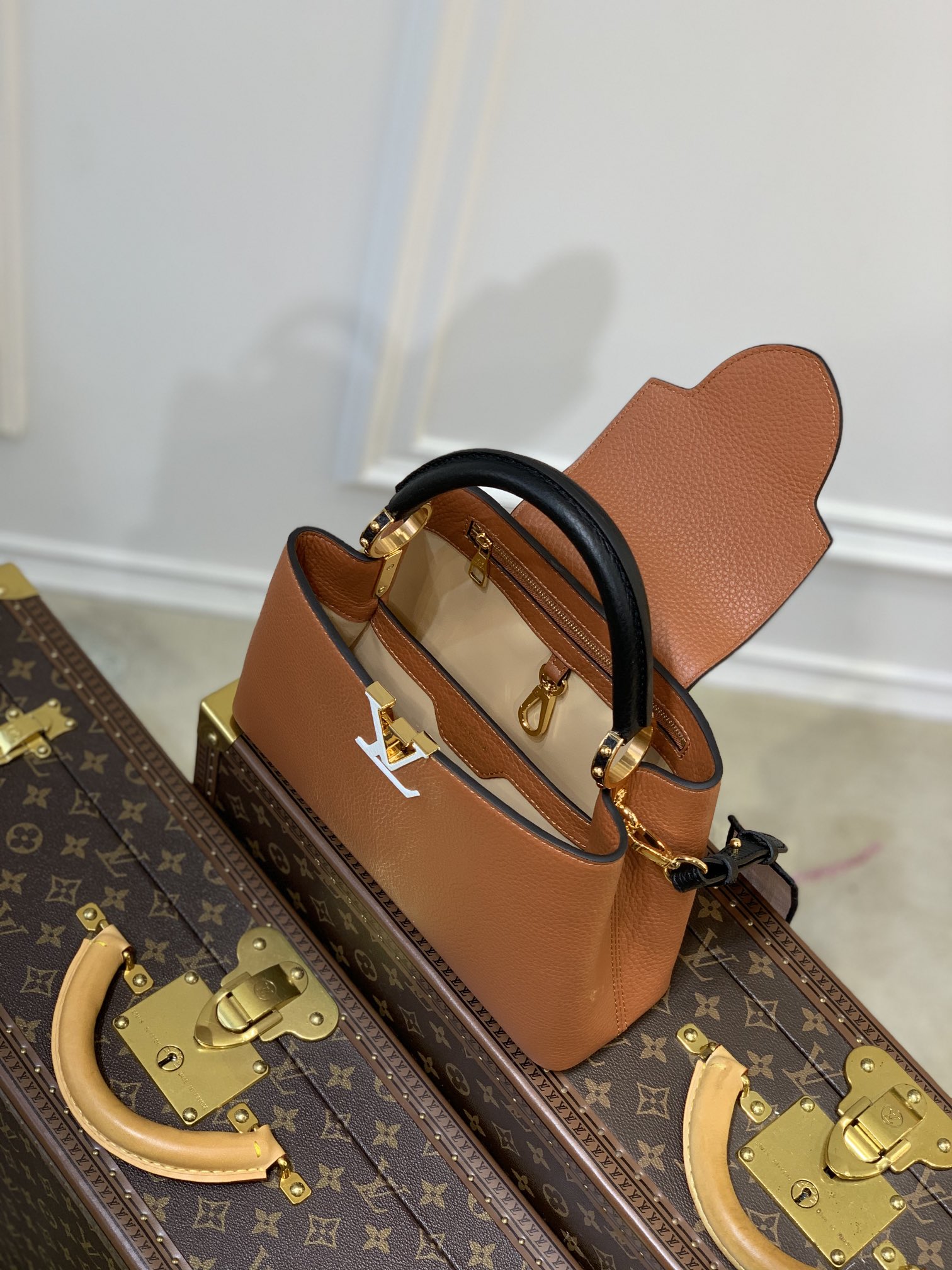 l**is V*t*n capucines bb-27*18*9cm